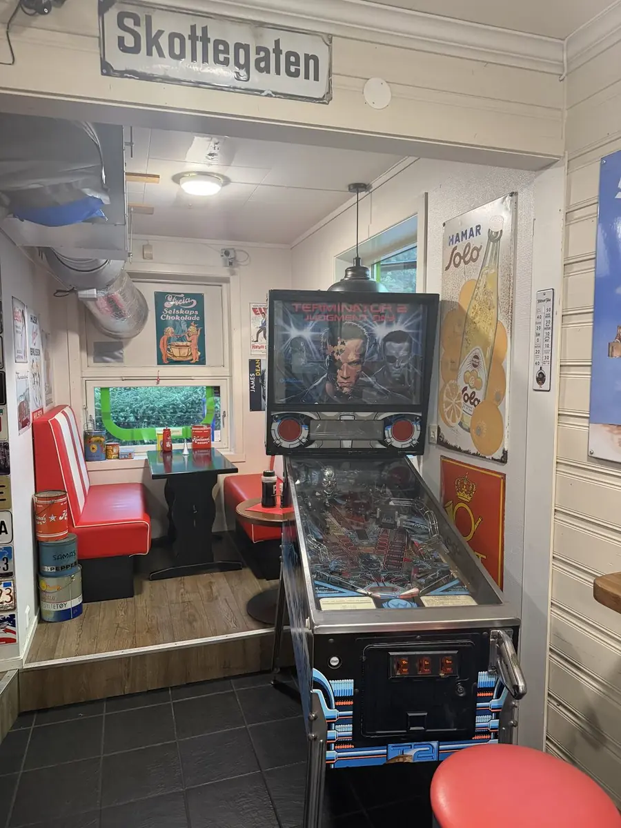The Skottegaten pinball corner with red benches